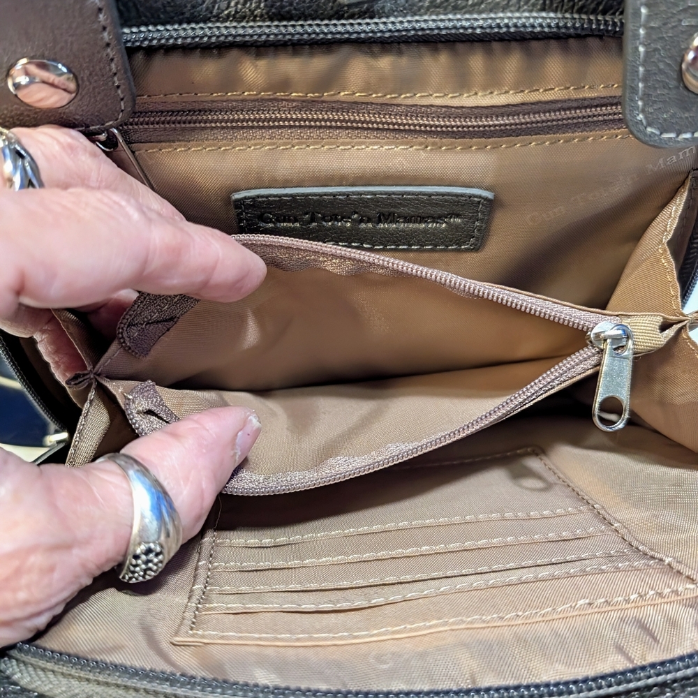 Gun Tote'n Mama G Metallic Leather Crossbody Concealed Carry Purse - Picture 10 of 12